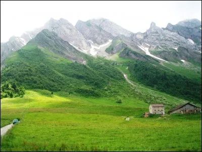 Quel est ce col des Alpes culminant à 1486 mètres, régulièrement franchi par le Tour de France et dont le sommet sert de frontière entre la Savoie et la Haute-Savoie ?