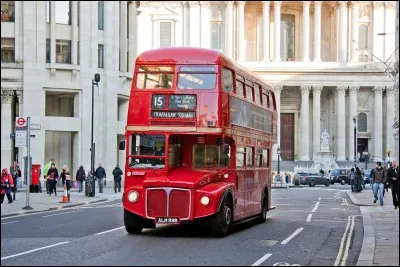 Quelle est la couleur des bus londoniens ? Le...