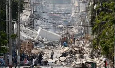 Un terrible tremblement de terre d'une magnitude 7 a lieu à Haïti qui fera environ 300 000 morts.