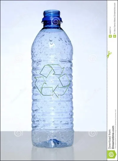 Tu as vidé une bouteille d'eau. Tu n'en as plus. Que fais-tu ?