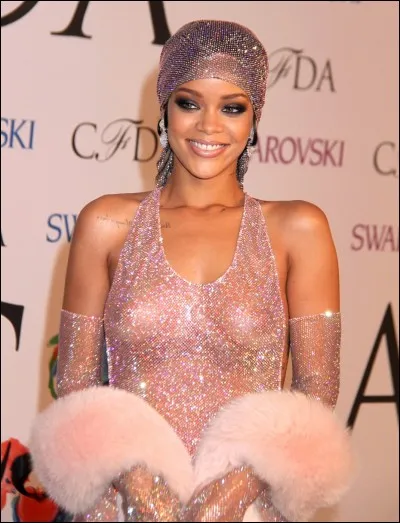 Comment s'appelle cette fille ?