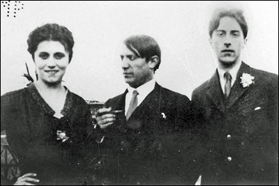 Sur le toit de l'hôtel Minerva, Rome (1917), de g. à d. la ballerina Olga Khokhlova / le créateur décor et costumes ... / le scénariste ...