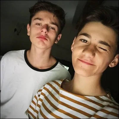 Avec qui est-il sur cette photo ?