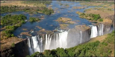 Les chutes Victoria sont situées sur le fleuve Zaïre.