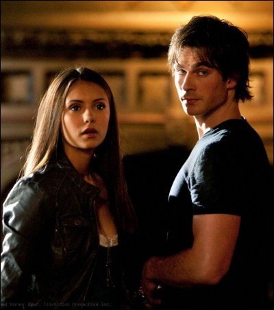 Où Elena rencontre-t-elle Damon pour la première fois ?