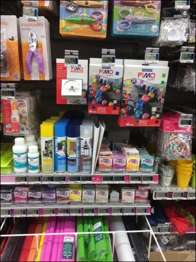 Il existe une boutique en France assez réputée dans le loisir créatif qui a également un site internet pour commander ; elle s'appelle...