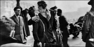 Qui a photographié le célèbre "Baiser de l'Hôtel de Ville" ?