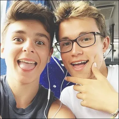 Avec qui est-il sur cette photo ?