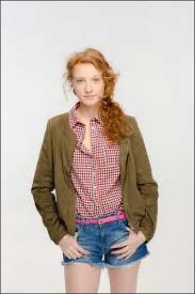 Comment s'appelle cette ado ?