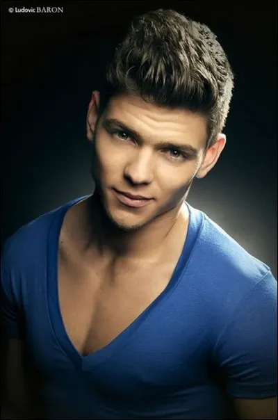 Comment s'appelle ce beau gosse ?