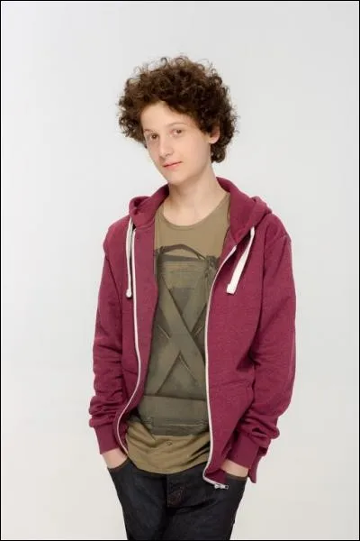 Comment s'appelle cet ado ?