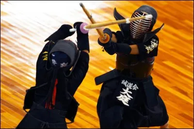 Le kendo est un sport de combat armé :