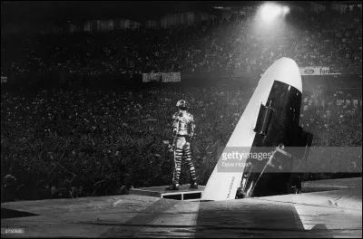 Quel est le chanteur de ce concert ?