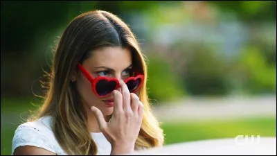 Quelle profession exerce Geraldine Grundy ?