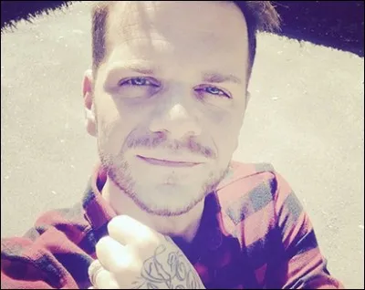 Quel est le tatouage sur sa main ?