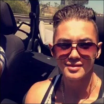 Où se trouve-t-il sur la photo ?