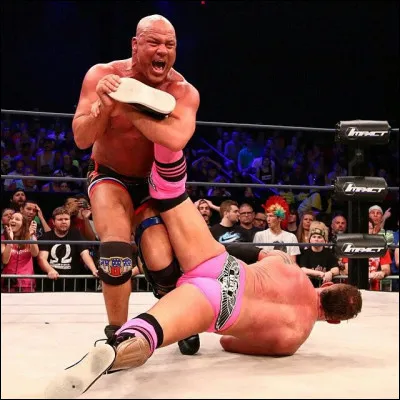 Lors d'une petite bagarre avec un ou une pote pour s'amuser, tu donnes un coup de pied à ton adversaire mais celui-ci t'attrape la cheville. Tu...