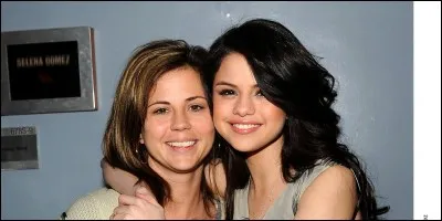 Quel âge sa maman avait-elle quand Selena est née ?