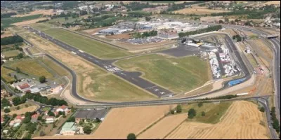 Quelle ville est notamment réputée pour son circuit automobile ?