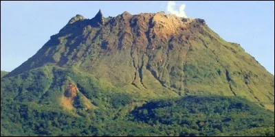 Sur quelle île de la Guadeloupe le volcan de La Soufrière est-il situé ?