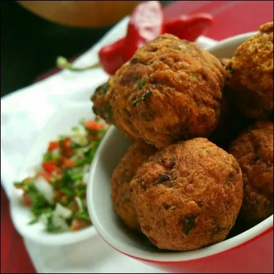 Y a-t-il du chien dans les acras de morue sauce chien et de quel pays est-ce originaire ?