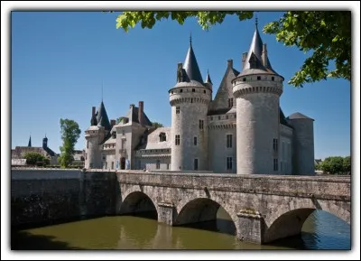 Votre tante Isabelle vous a invité pour ses cinquante ans de mariage qu'elle fête dans sa ville de Sully-sur-Loire,dans quel département irez-vous ?