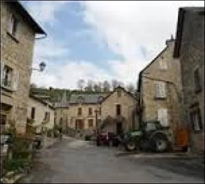 Nous flânons dans les rues de Gaillac-d'Aveyron. Village d'Occitanie, il se situe dans le département ...