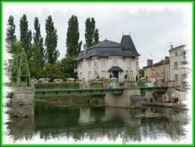 Nous partons dans les Deux-Sèvres à la découverte de Magné. Entouré de deux bras de la Sèvre Niortaise, cette ville se situe dans l'ancienne région ...