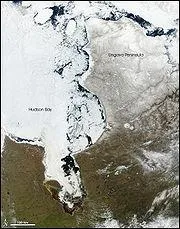 Quelle baie canadienne gigantesque avec ces 1 000 km de large et ces 700 km du nord au sud porte le nom d'un explorateur anglais ?