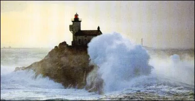 Comment s'appelle le phare qu'on dit hant&eacute; ?