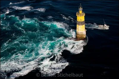 A c&ocirc;t&eacute; de quel phare y a-t-il une balise jaune et noire au Raz de Sein ?