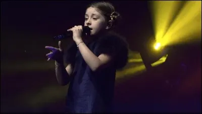 Dans le concert des Kids United, que chante-t-elle en solo?