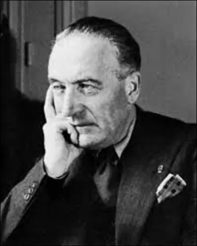 Né en 1885, Jules Romains est un écrivain, poète, philosophe et dramaturge. Entré à l'Académie française en 1946, on lui doit des uvres tel le roman ''Les Copains'' en 1913, ou des pièces de théâtre comme ''Knock ou le Triomphe de la médecine'', qui sera joué pour la première fois en 1923, puis adapté au cinéma en 1933 et 1951. Quel acteur interprétera à chaque fois le rôle principal ?