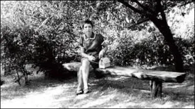 Gabrielle Russier, née en 1937. Professeure agrégée de lettres, elle tombe amoureuse d'un de ses élève, âgé de seize ans. Condamnée à un an de prison avec sursis pour enlèvement et détournement de mineur, elle se suicidera le 1er septembre 1969. En 1971, le réalisateur André Cayatte s'inspire de son histoire pour réaliser son film ''Mourir d'aimer'', quelle actrice y tient le rôle principal ?