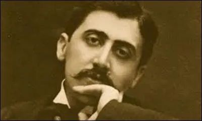 Considéré comme un de nos plus grands écrivains, Marcel Proust né en 1871. En 1907, il commence l'écriture de son chef-d'oeuvre qui comporte sept tomes qui paraîtront de 1913, à, après sa mort en 1927. Parmi ces derniers, on peut citer : ''Du côté de chez Swann'' (3 tomes) en 1913, ou ''Sodome et Gomorrhe'' (2 tomes) entre 1921 et 1922. Sous quel nom est plus connue cette suite romanesque ?