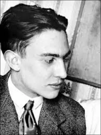 Né à Saint-Maur-des-Fossés (Val-de-Marne) en 1903, et mort en décembre 1923 à Paris d'une fièvre typhoïde mal diagnostiquée par le médecin de Cocteau, Raymond Radiguet est un écrivain au talent très précoce. Il laisse à la postérité deux romans ayant connu des grands succès critiques et populaires qui sont ''Le Bal du comte d'Orgel", et ...