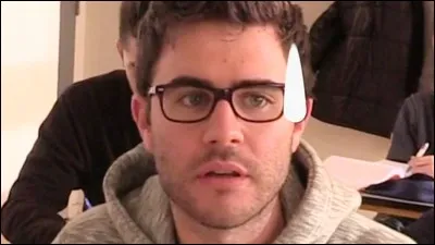 Qui était le/la voisin(e) de table de Cyprien lors de sa vidéo " L'école " ?