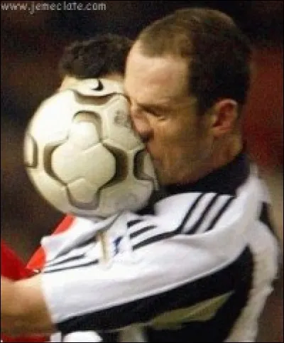 Complète la phrase... // J'ai marqué ce but un peu par la tête de *_*_*_* , un peu par la main de Dieu. //