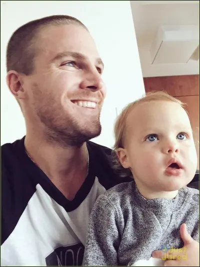 Le 15 octobre 2013, l'épouse de Stephen Amell a donné naissance à leur premier enfant, une fille prénommée Maverick ''Mavi'' Alexandra -------------- Amell. (Complétez)