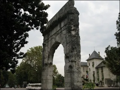 Quel département ne touche pas à celui de la Savoie ?