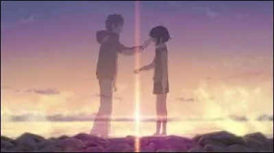 Taki et Mitsuha sont au même endroit. Mais séparés par le temps, ils ne se voient pas. C'est alors que le... apparaît.