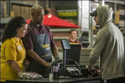 Quel est le nom de la caissière de Home Mart qui s'est fait braquer ?