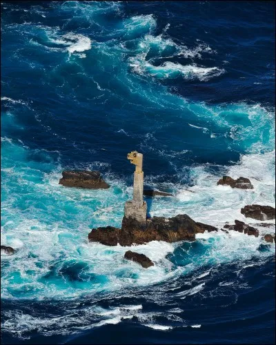 A côté de quel phare se trouve ce pylône ?