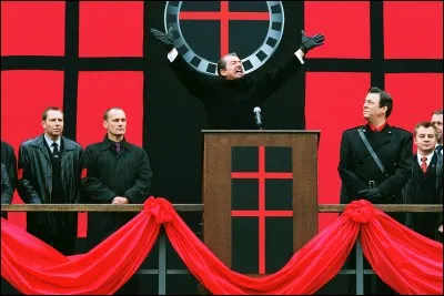 Pour imposer la terreur au peuple, Adam Sutler a introduit un virus qui tua environ 80 000 personnes avant d'apporter un antidote pour passer pour le sauveur. Où a-t-il diffusé ce virus ?