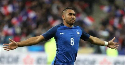 Quel est le poste de Dimitri Payet sur le terrain ?