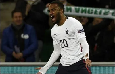 Quel est le poste d'Alexandre Lacazette sur le terrain ?