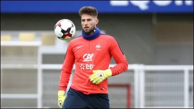 Quel est le poste de Benoît Costil sur le terrain ?