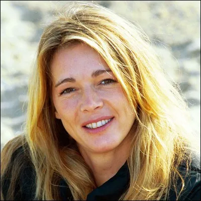 C'est l'une des lunes de la plan&egrave;te Saturne.