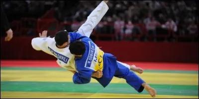 Chaque combat de judo dure chez les hommes :