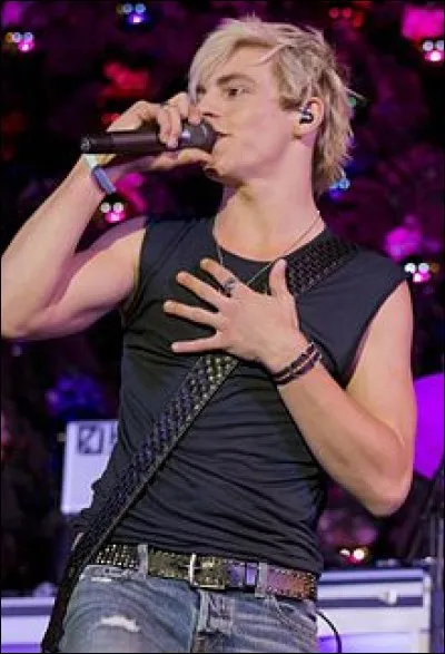 Dans quelle main Ross tient-il le micro ?